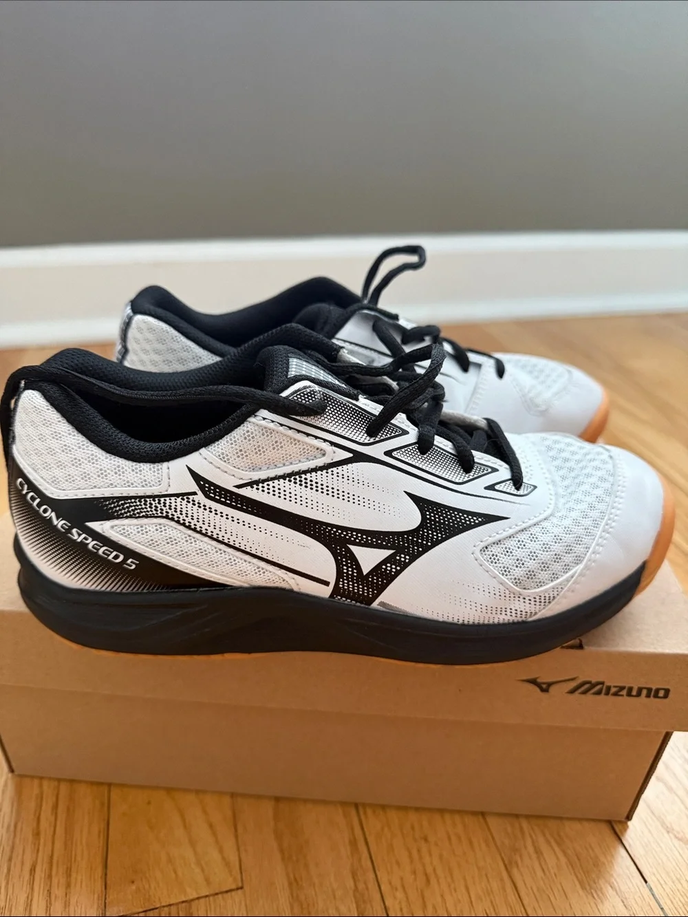 Mizuno White and Black Indoor Court Shoes with Gum Outsole